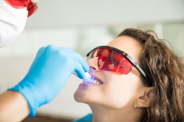 mulher fazendo clareamento dental no consultório de odontologia