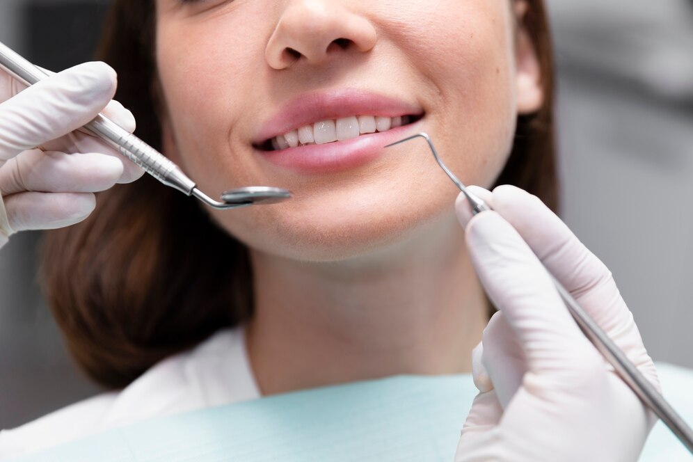 The image shows a woman who underwent aesthetic dentistry processes