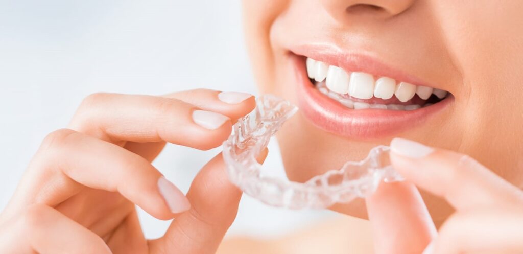 mulher sorrindo usando aparelho invisalign